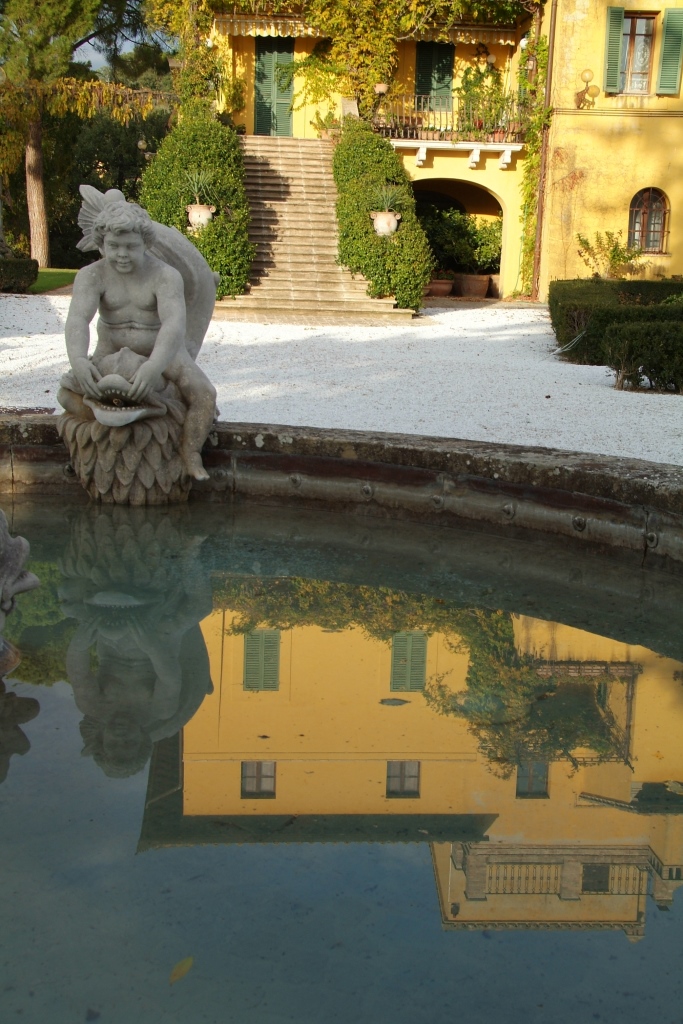 Bacino fontana con putti scolpiti a mano in pietra di Vicenza