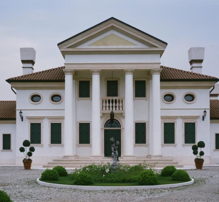 Elementi architettonici in Pietra di Vicenza: cornici delle finestre, colonne, balaustre