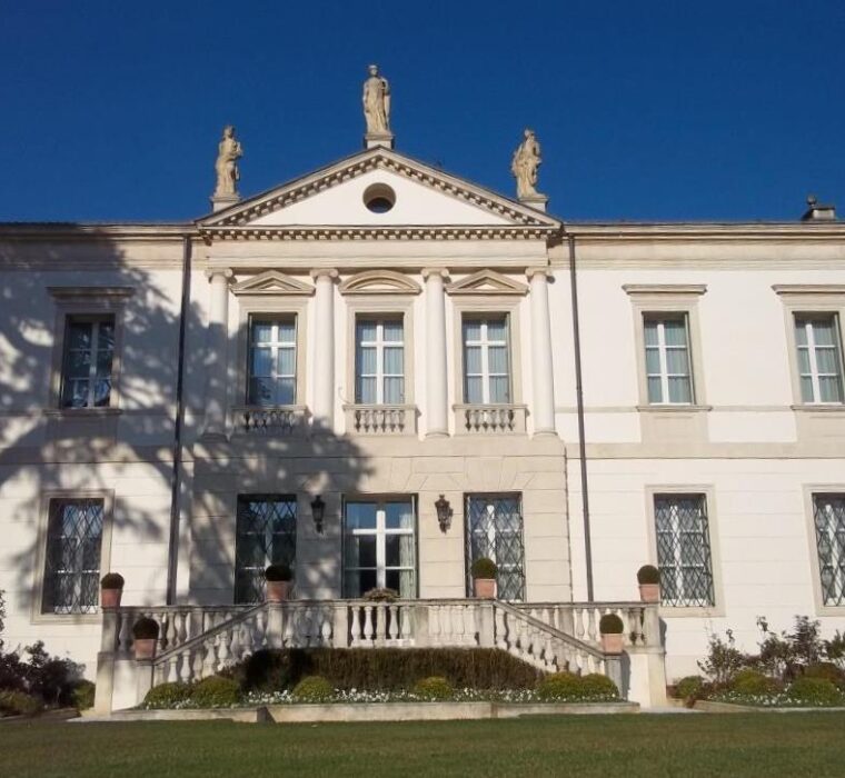 Elementi architettonici in Pietra di Vicenza: cornici delle finestre, colonne, balaustre